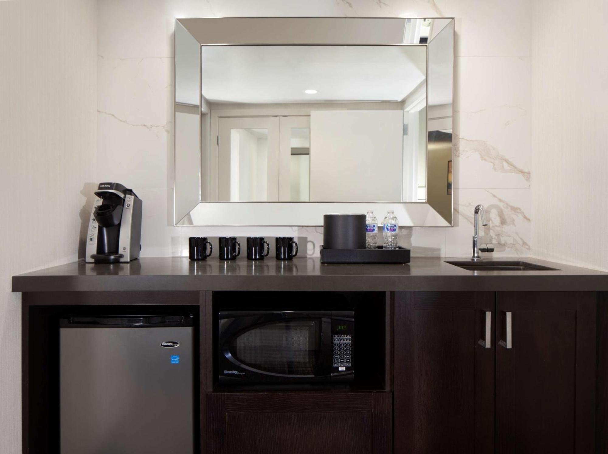 Embassy Suites By Hilton Philadelphia Airport Екстериор снимка