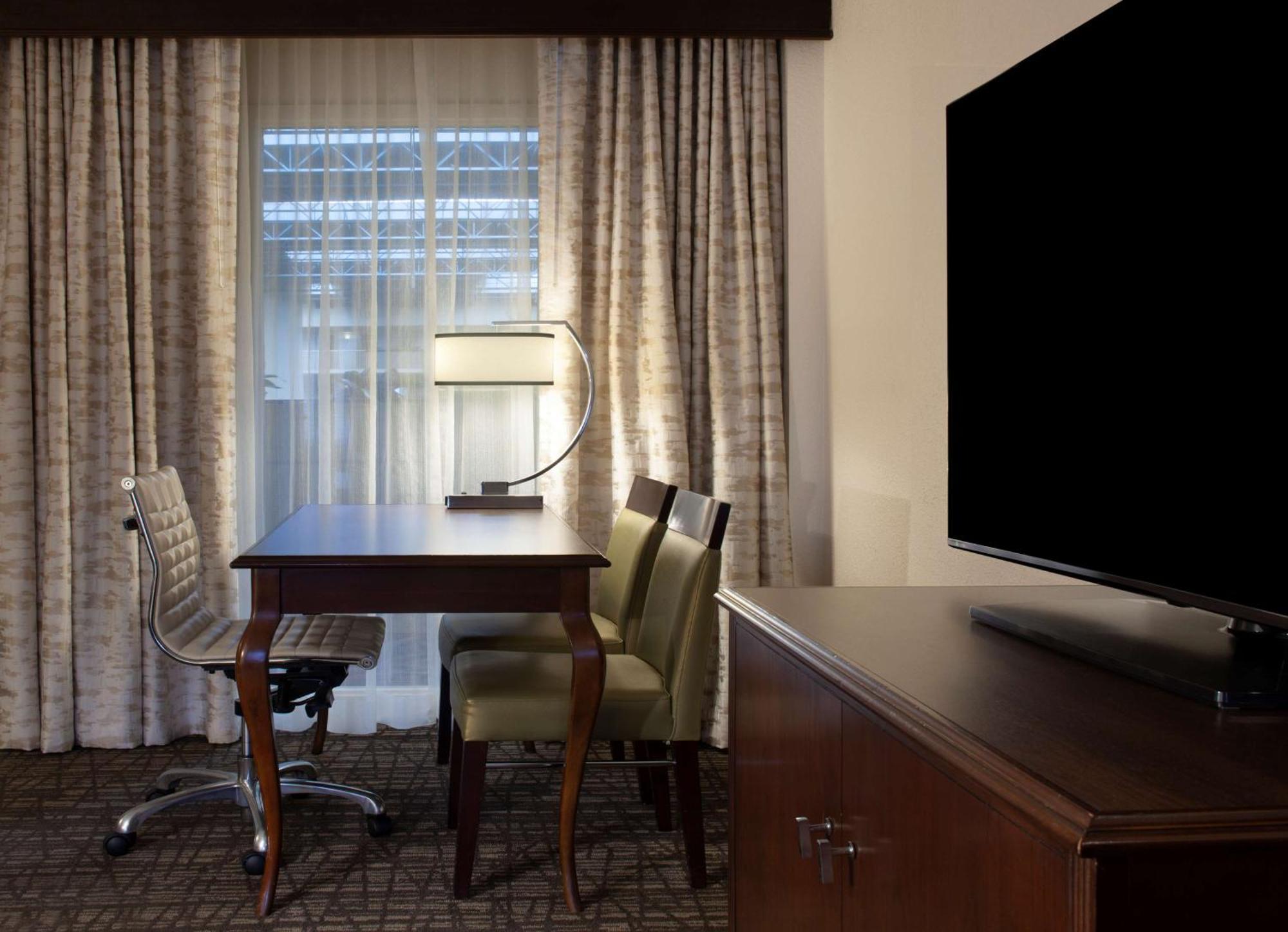 Embassy Suites By Hilton Philadelphia Airport Екстериор снимка