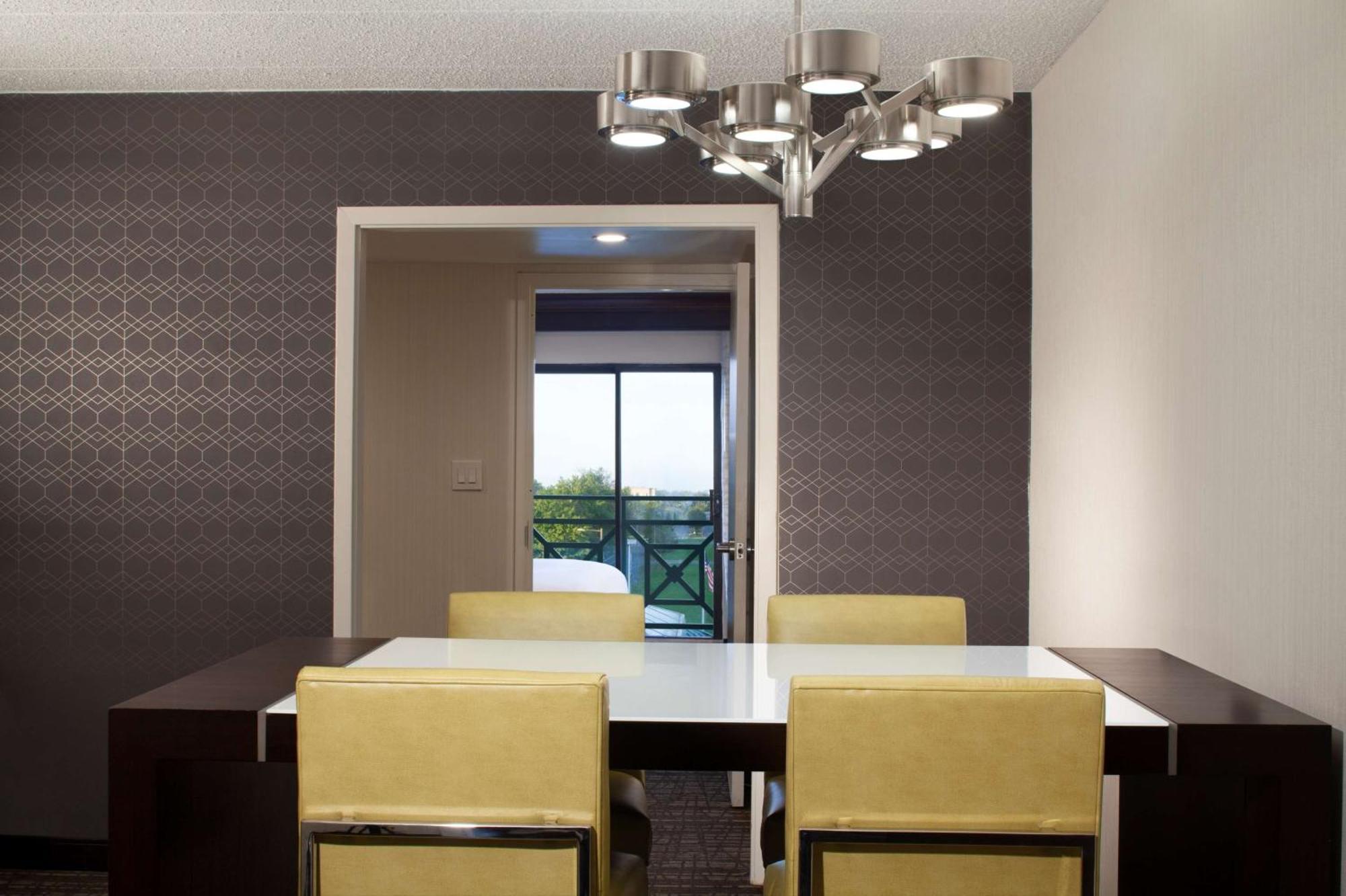 Embassy Suites By Hilton Philadelphia Airport Екстериор снимка